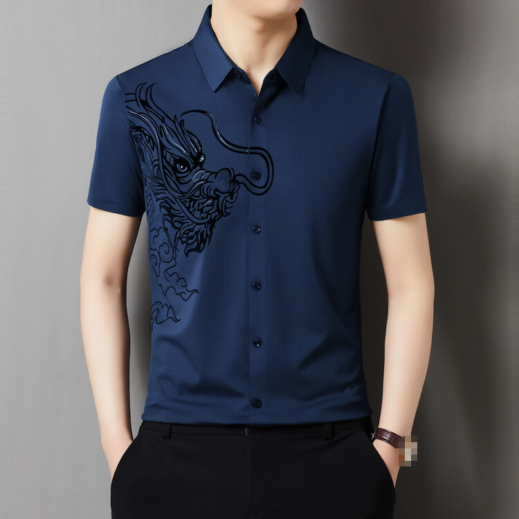 신축성 테스트 중인 남성 반팔 셔츠