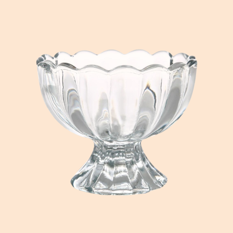 アイスクリームのシングルボールを入れたパフェグラス