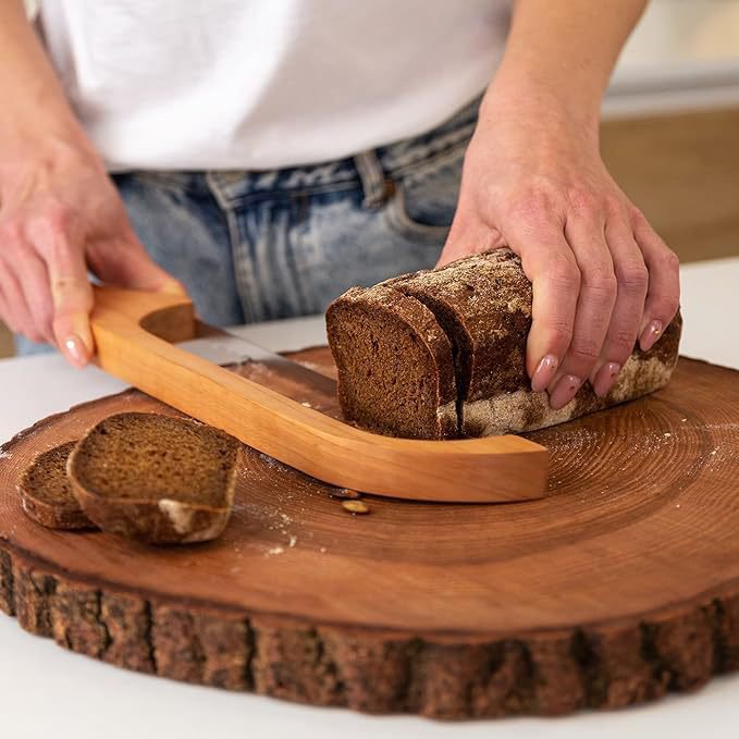 木製カッターナイフを使った料理作業シーン