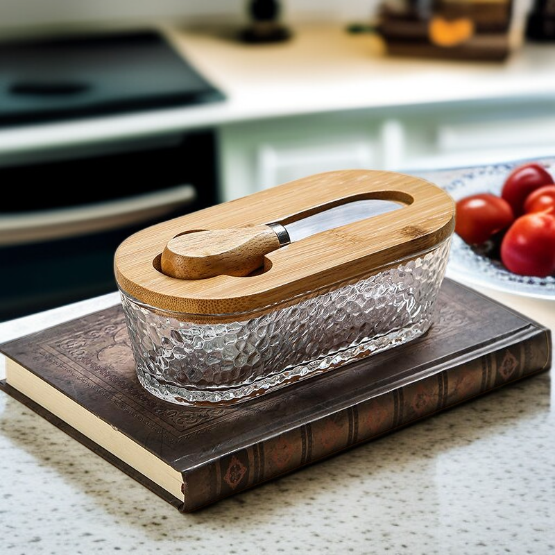 Rechteckige Heimkäsekonservierung mit Deckel und Spachel