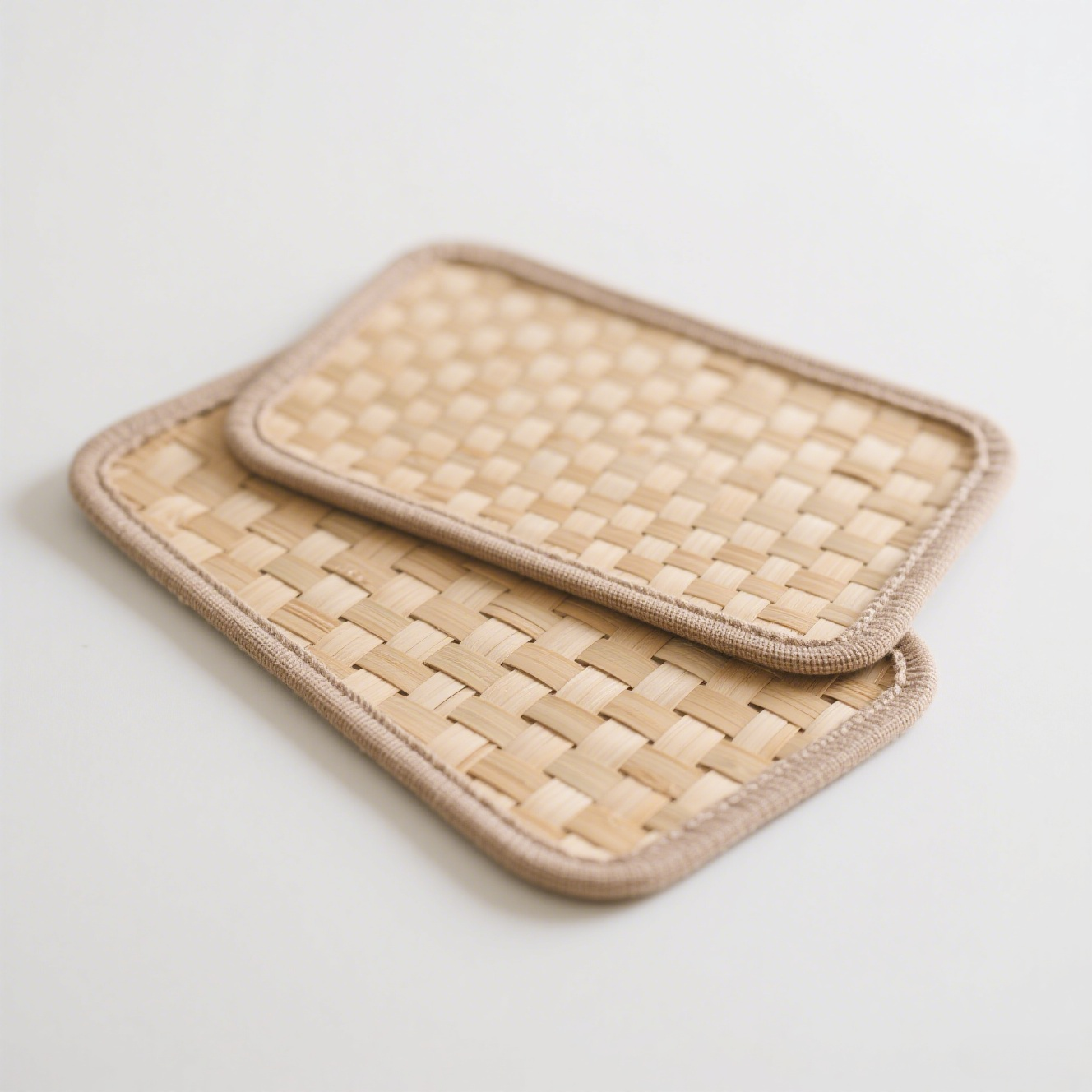 籐編みコースターの細部と編み目のアップ
