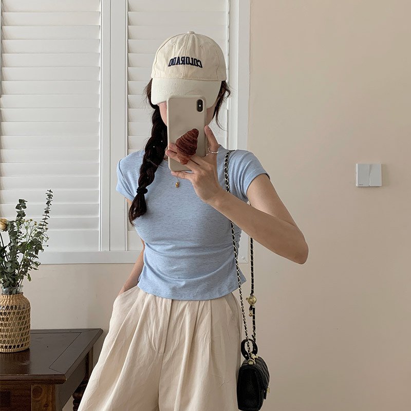 デザイン感のあるスリムフィットクルーネックトップス