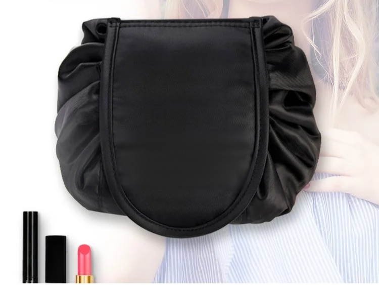 Koreańska kosmetyczka o dużej pojemności na białym tle