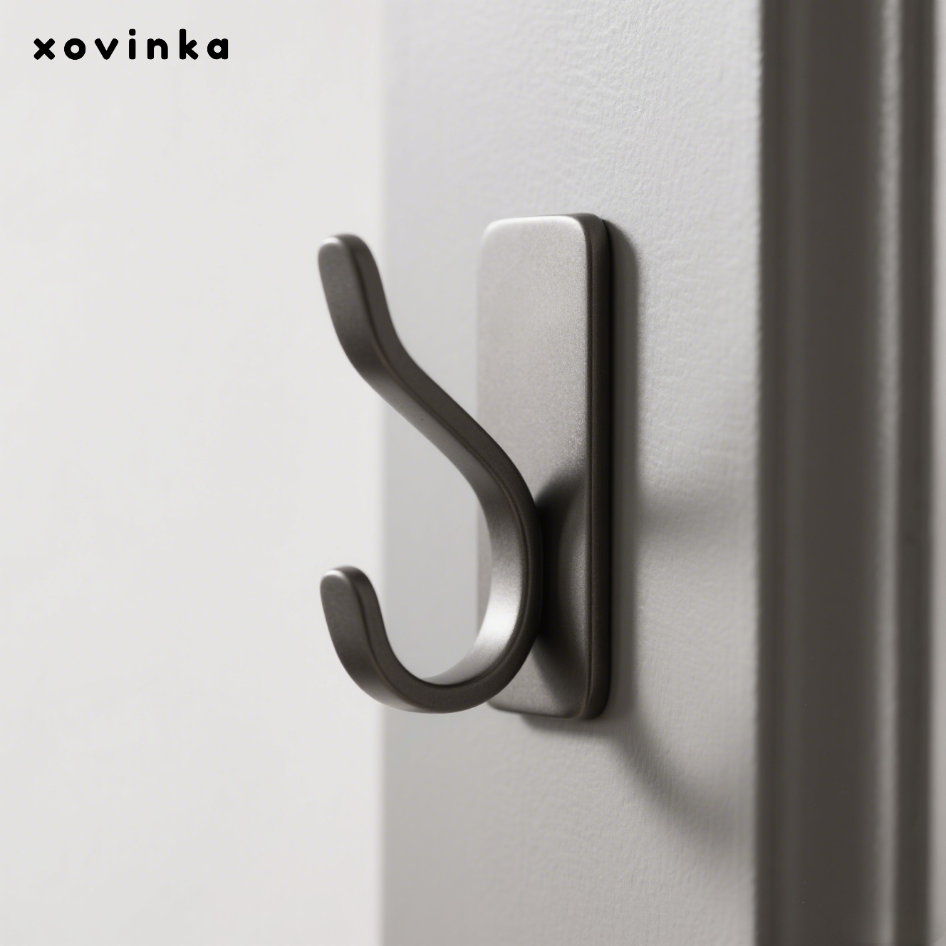 강력한 접착력으로 옷을 걸어도 흔들리지 않는 옷걸이