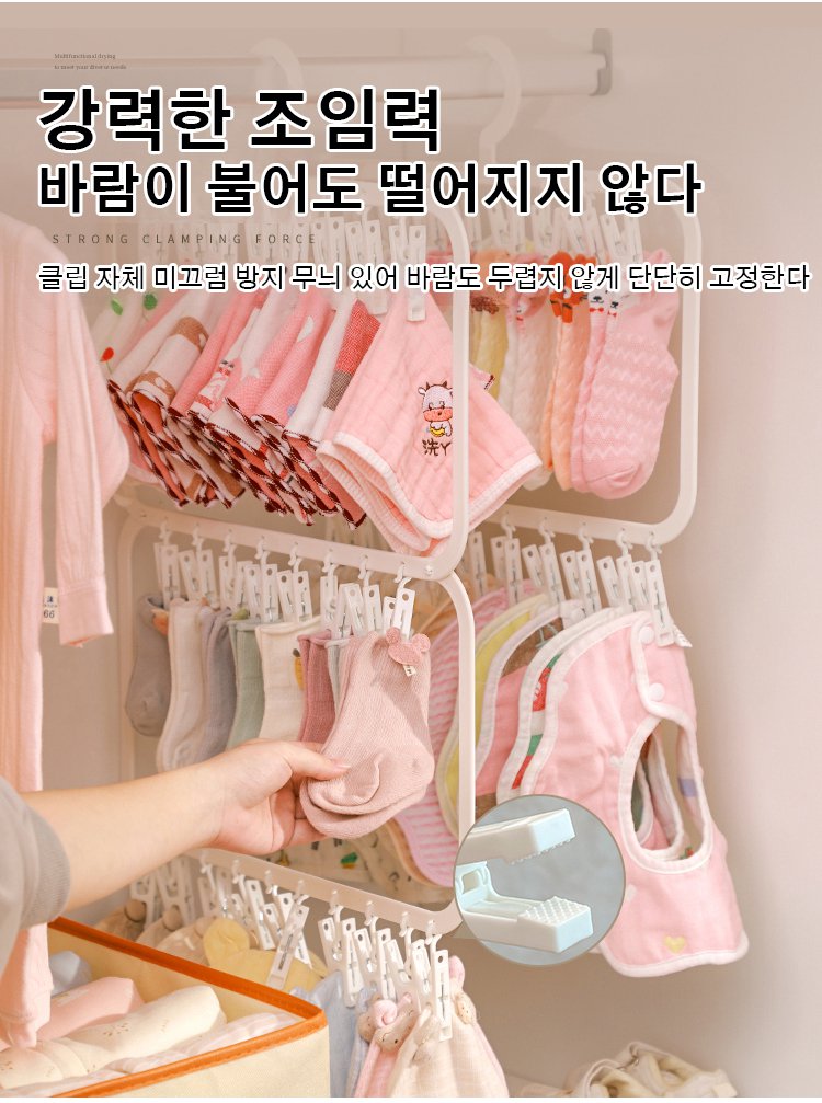 행거에 다양한 소품 정리 모습