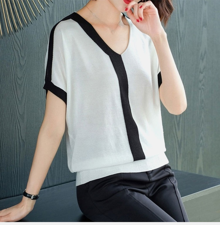 快適な着心地のゆったりニットトップス