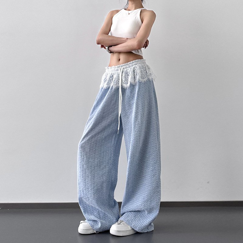 ウエストをゆるめてレースをつなぎ合わせたデザイン感のあるワイドパンツ