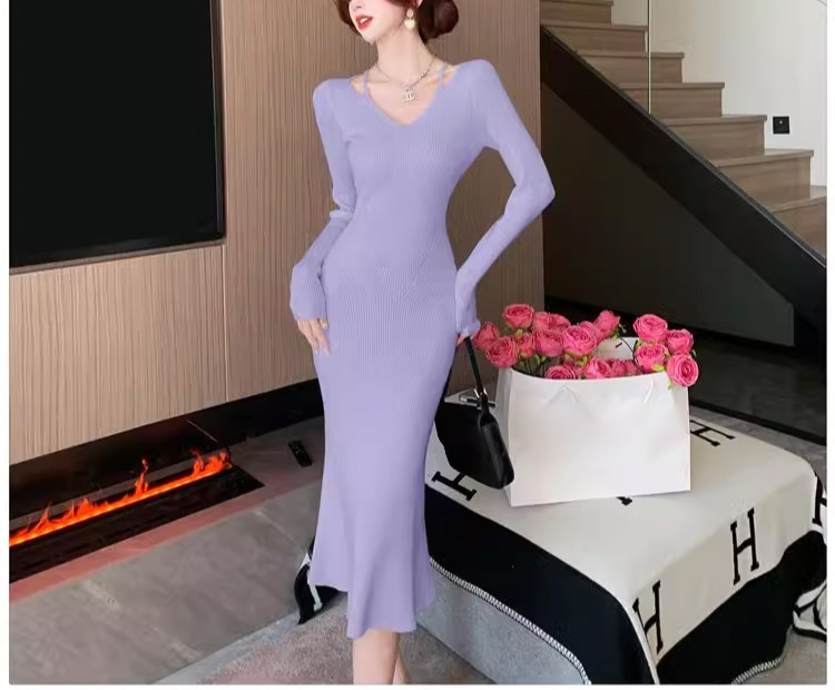 暖かいニット素材の秋冬ワンピース後ろ姿