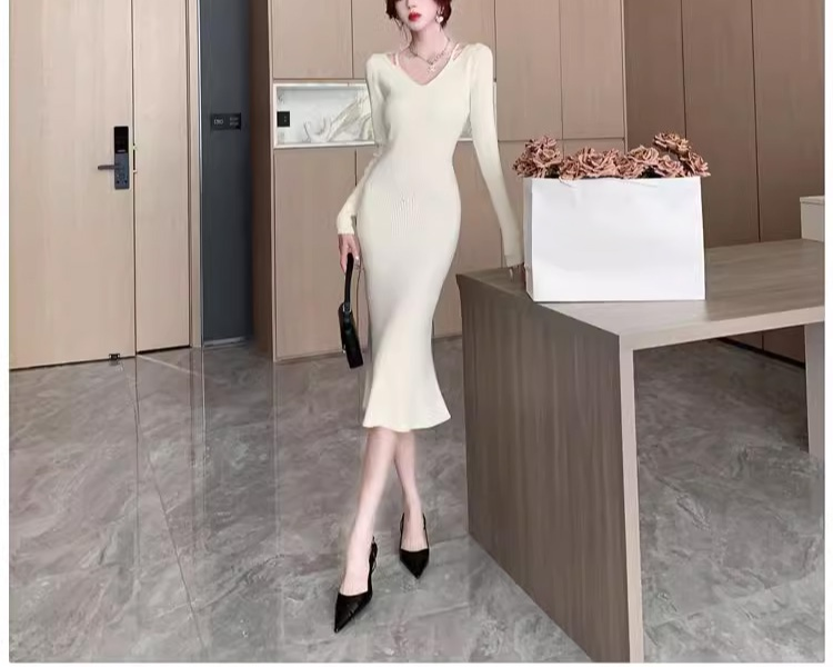 重ね着風デザインのニットワンピース後ろ姿