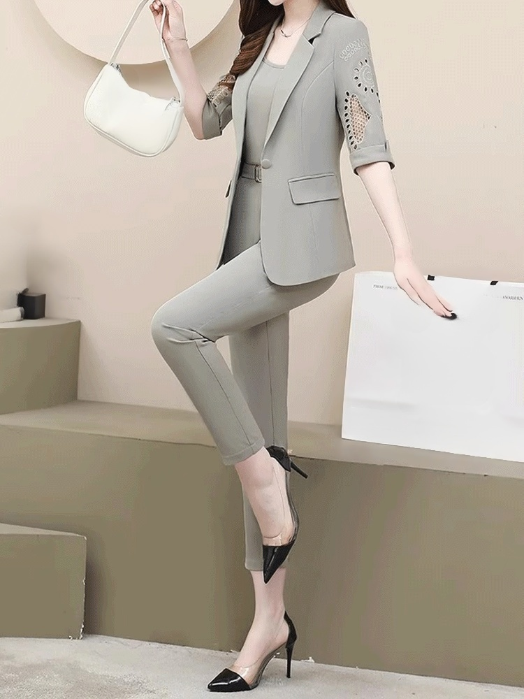 Sima és egyszerű Háromrészes öltöny