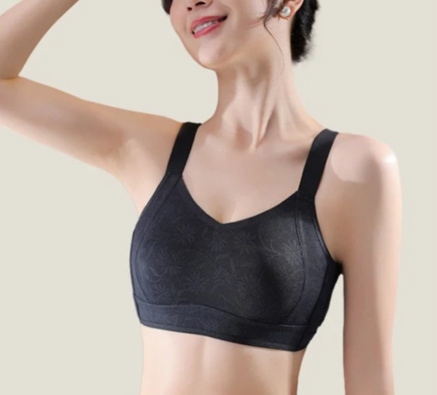 Modelo usando sujetador reductor de copa sin costuras