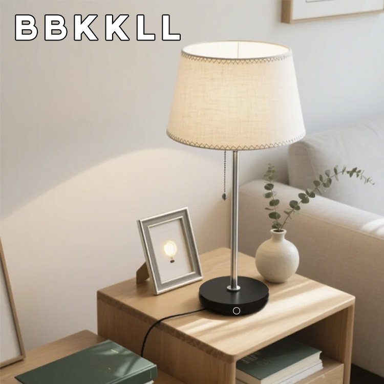 Solární větrný houpající se světelný lampion ve tvaru světlušky v zahradě