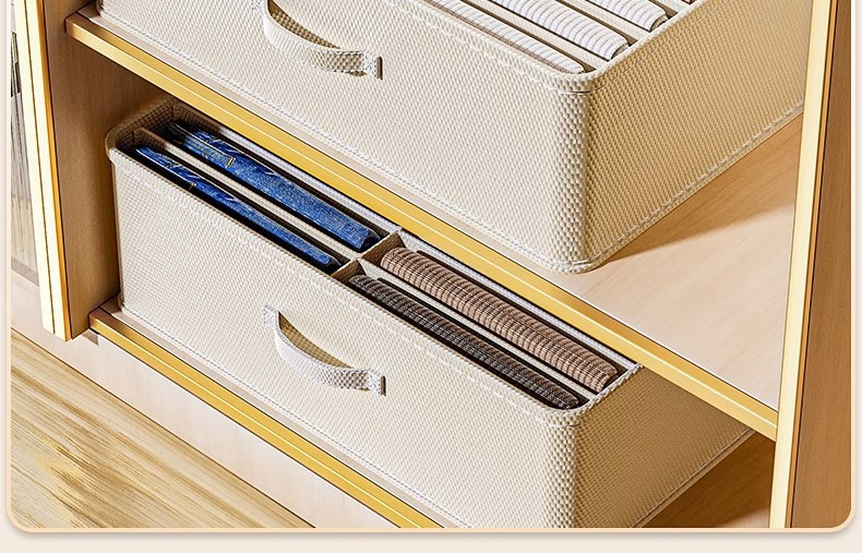 다양한 물건을 정리한 수납함