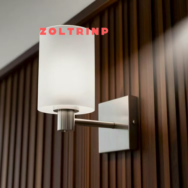 Moderne schlichte Wandleuchte im Wohnzimmer