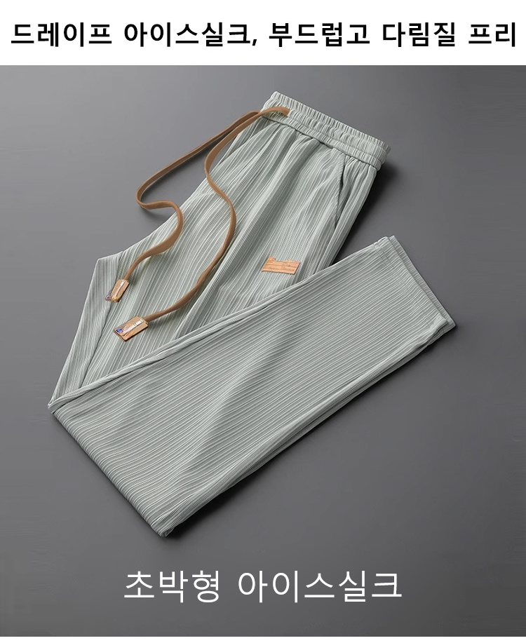 가벼운 소재의 남성 스트레치 팬츠 뒷모습