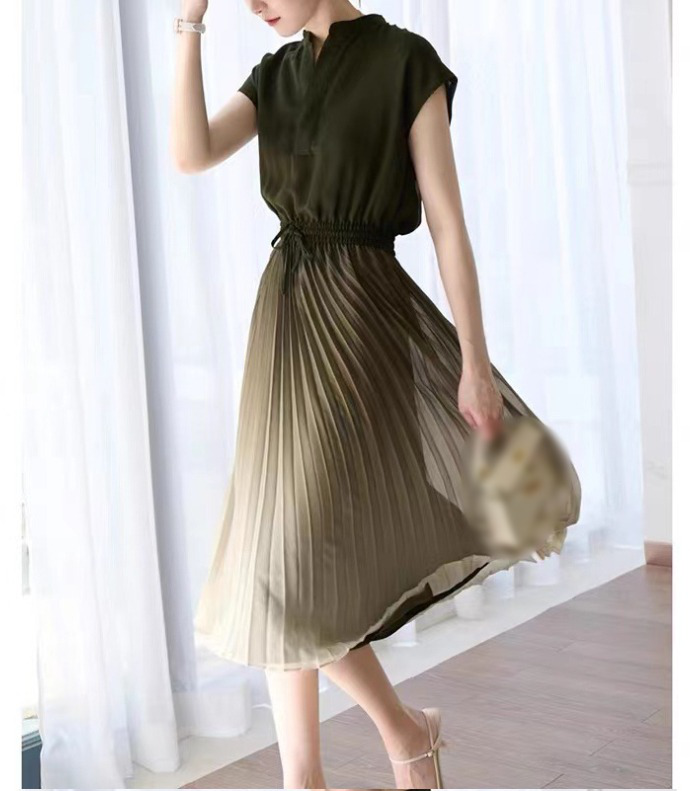 그러데이션 컬러감이 돋보이는 원피스