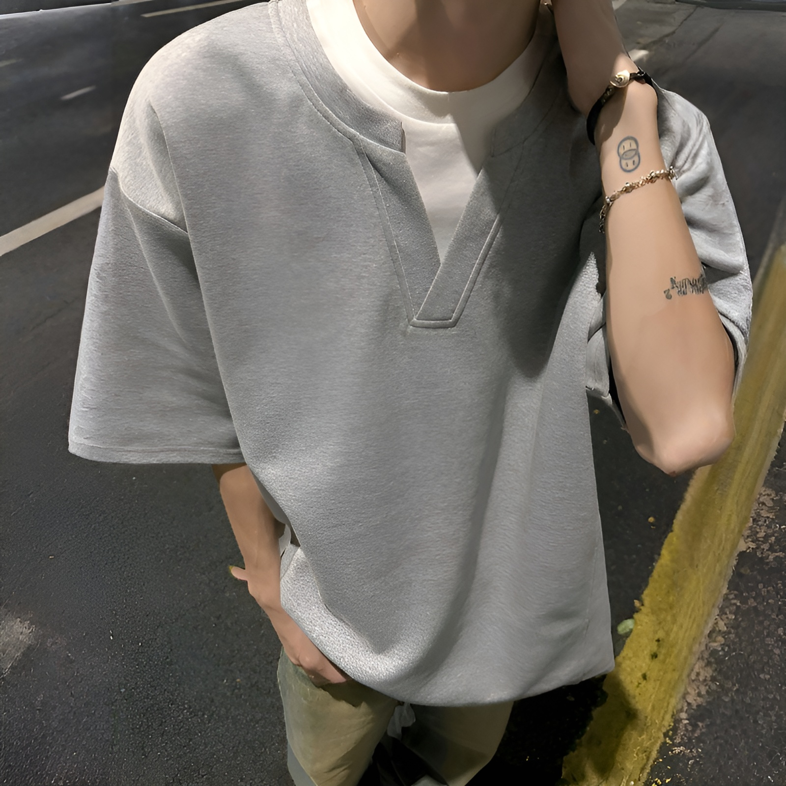 夏のニッチなデザインコントラストカラーフェイクツーピース半袖Tシャツメンズ万能ルーズスプライシングVネック半袖トップス