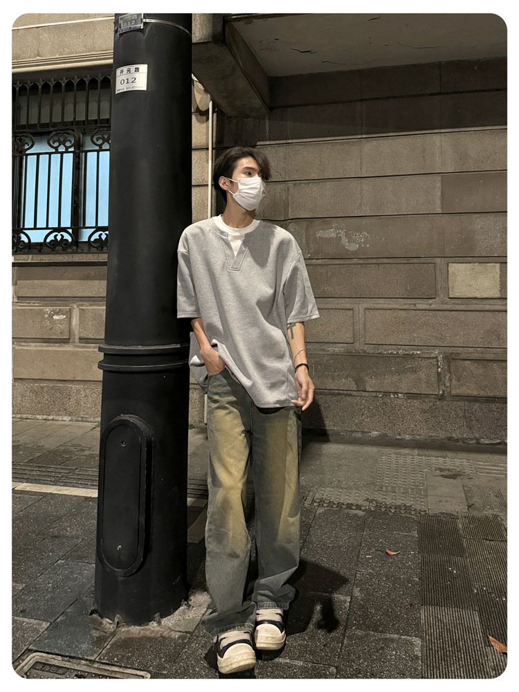 ルーズシルエットの夏用メンズスプライシングトップス