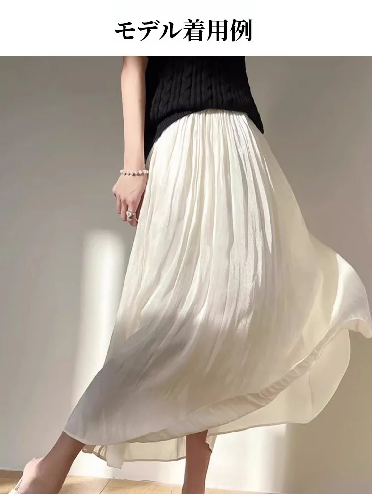 動きに合わせて揺れるプリーツスカートの裾