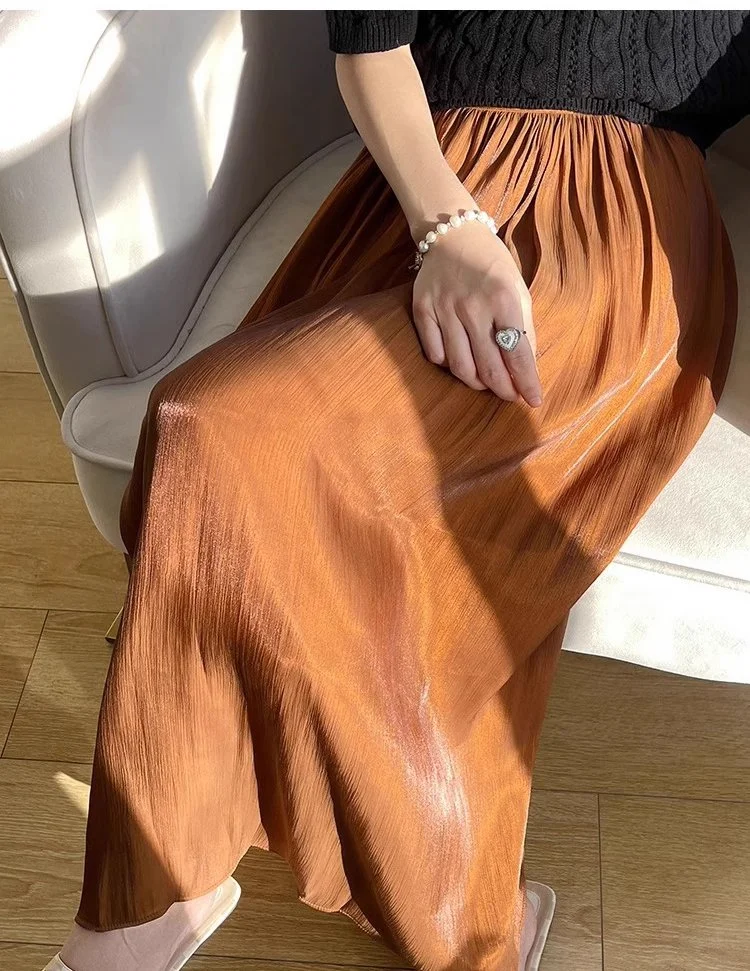 エレガントな光沢のプリーツスカート後ろ姿