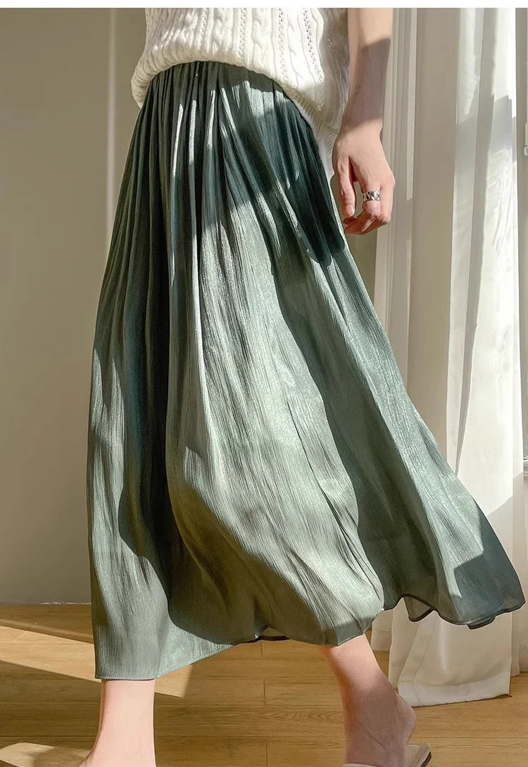 上質な素材感が映えるプリーツスカートのアップ