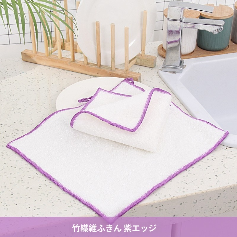 耐摩耗性ワイプで鍋やフライパンを掃除するシーン