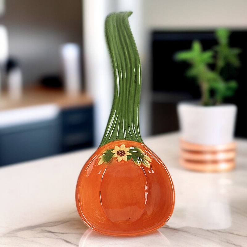 手作り感あふれるカボチャ形陶器コップ