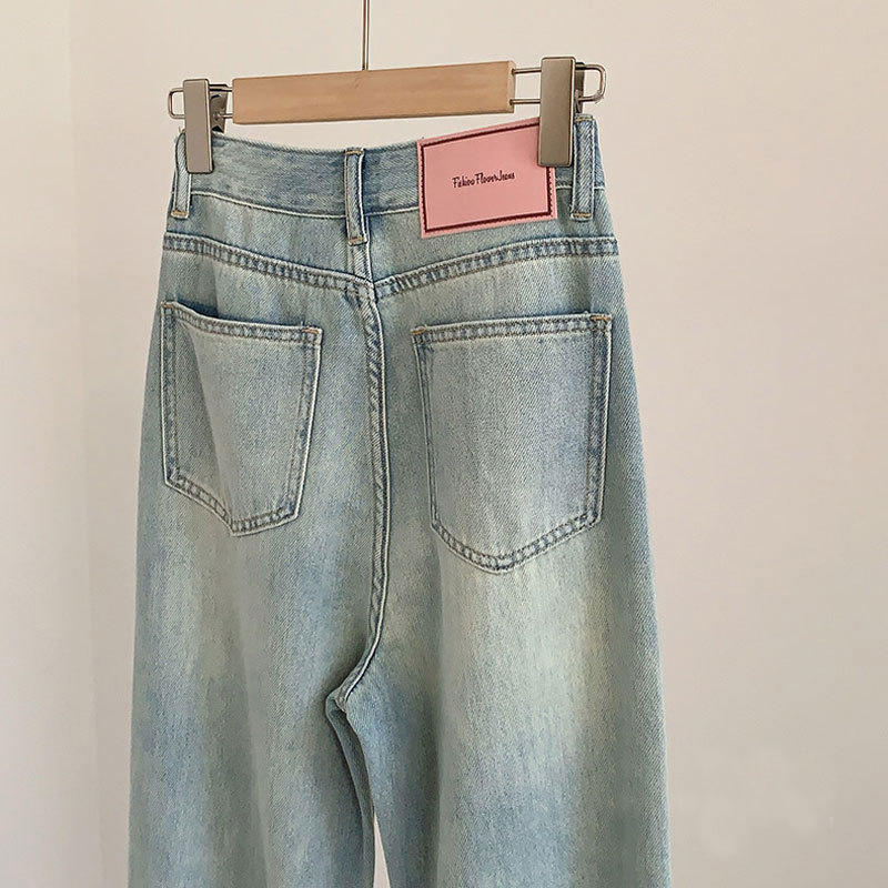 初秋のジーンズ女性 薄手のワイドレッグ・ストレート・ジーンズ ライトブルーのハイウエスト・スキニー・ドレープ・ストレート・ジーンズ