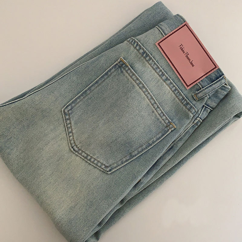 初秋のジーンズ女性 薄手のワイドレッグ・ストレート・ジーンズ ライトブルーのハイウエスト・スキニー・ドレープ・ストレート・ジーンズ