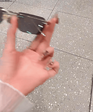 Inteligentne okulary progresywne z funkcją zmiany koloru i zoomu.