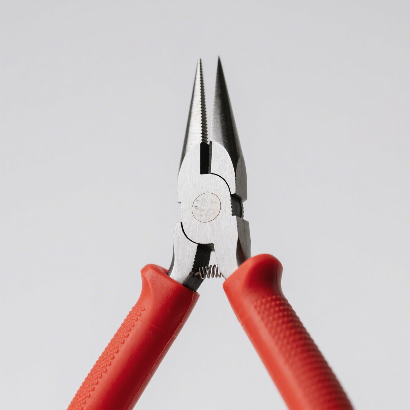 Detail ostří oranžových štípacích kleští