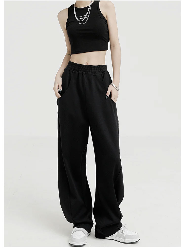 シンプル＆リラックス感のあるワイドパンツ後ろ姿