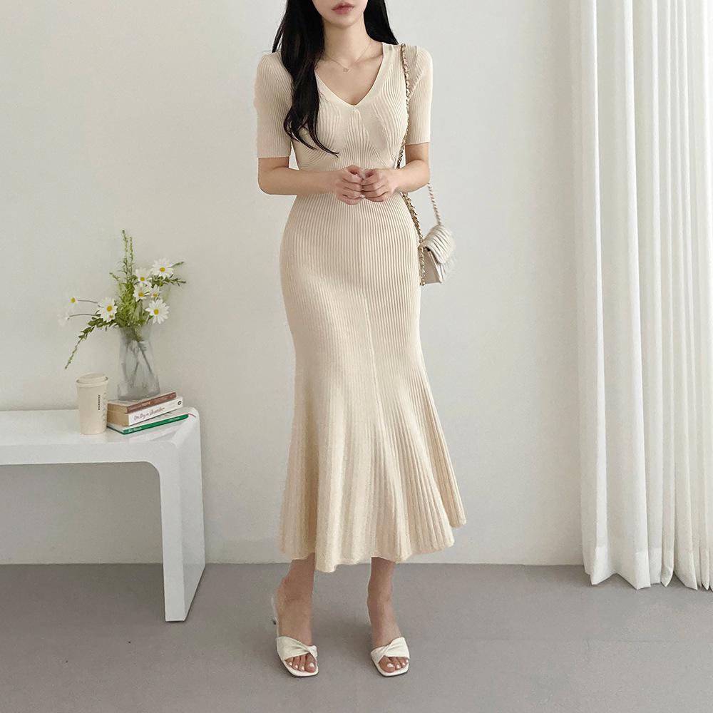 여성용 브이넥 니트 원피스 정면 모습