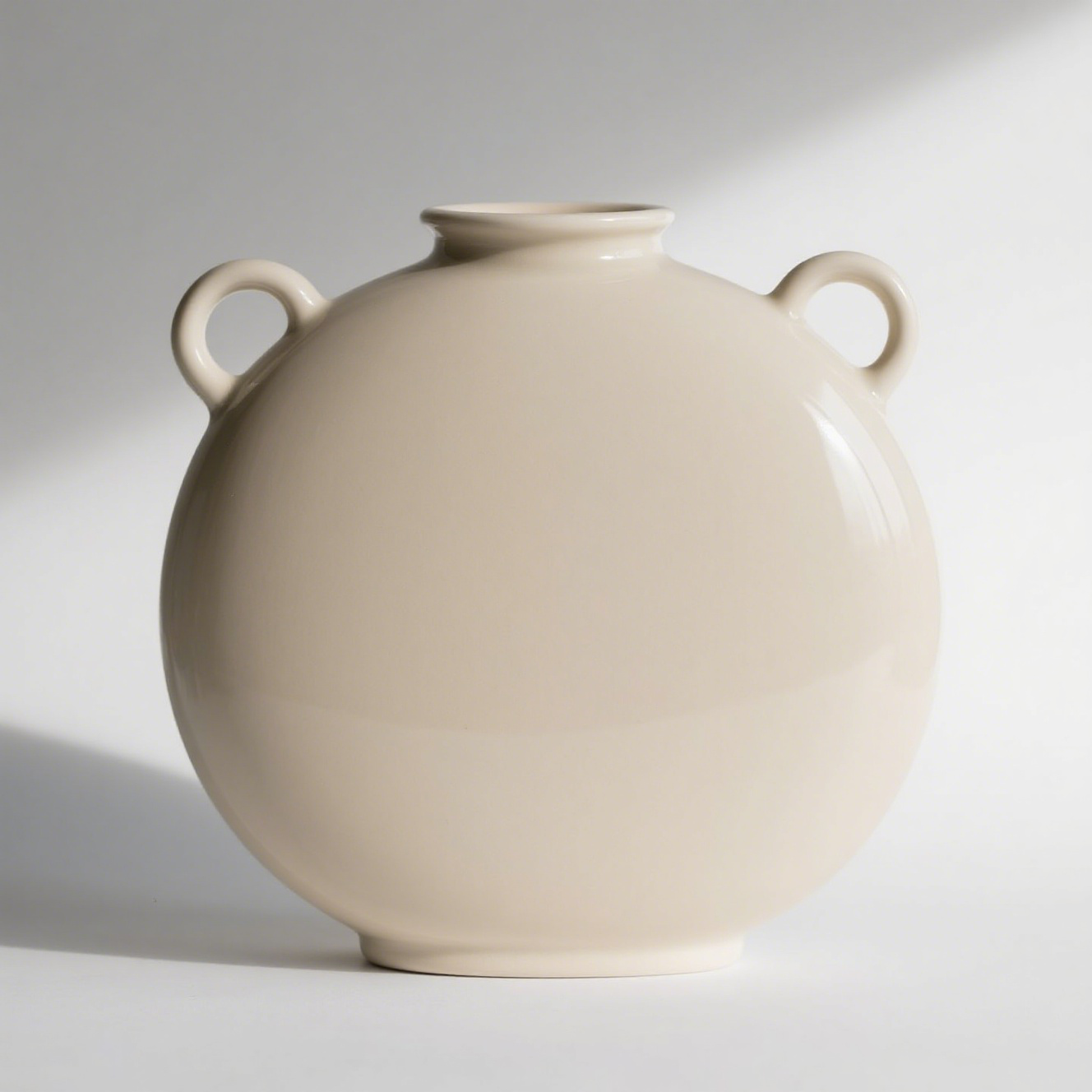 Flache Tischvase aus Keramik mit Doppelhenkel