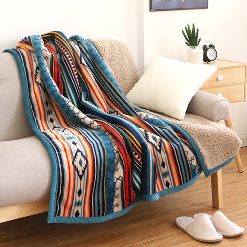 Lammwolldecke im Ethno-Stil