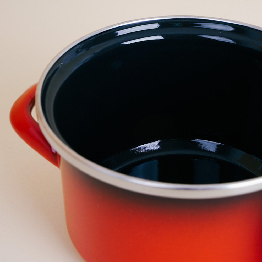 Set of soup pots and frying pans