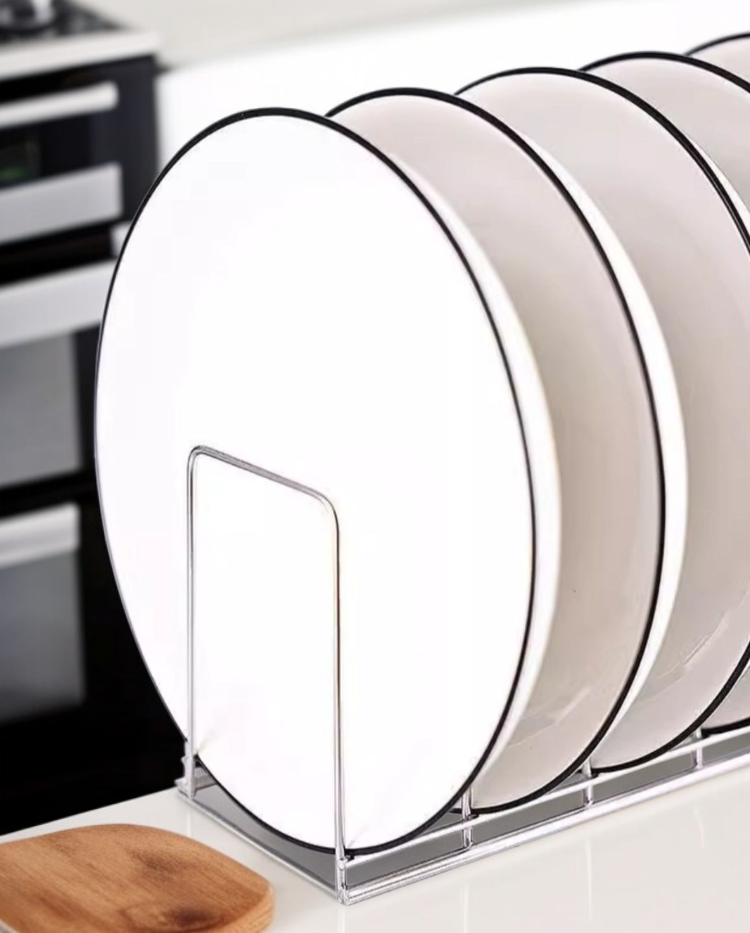 그릇과 접시를 정리한 수납선반