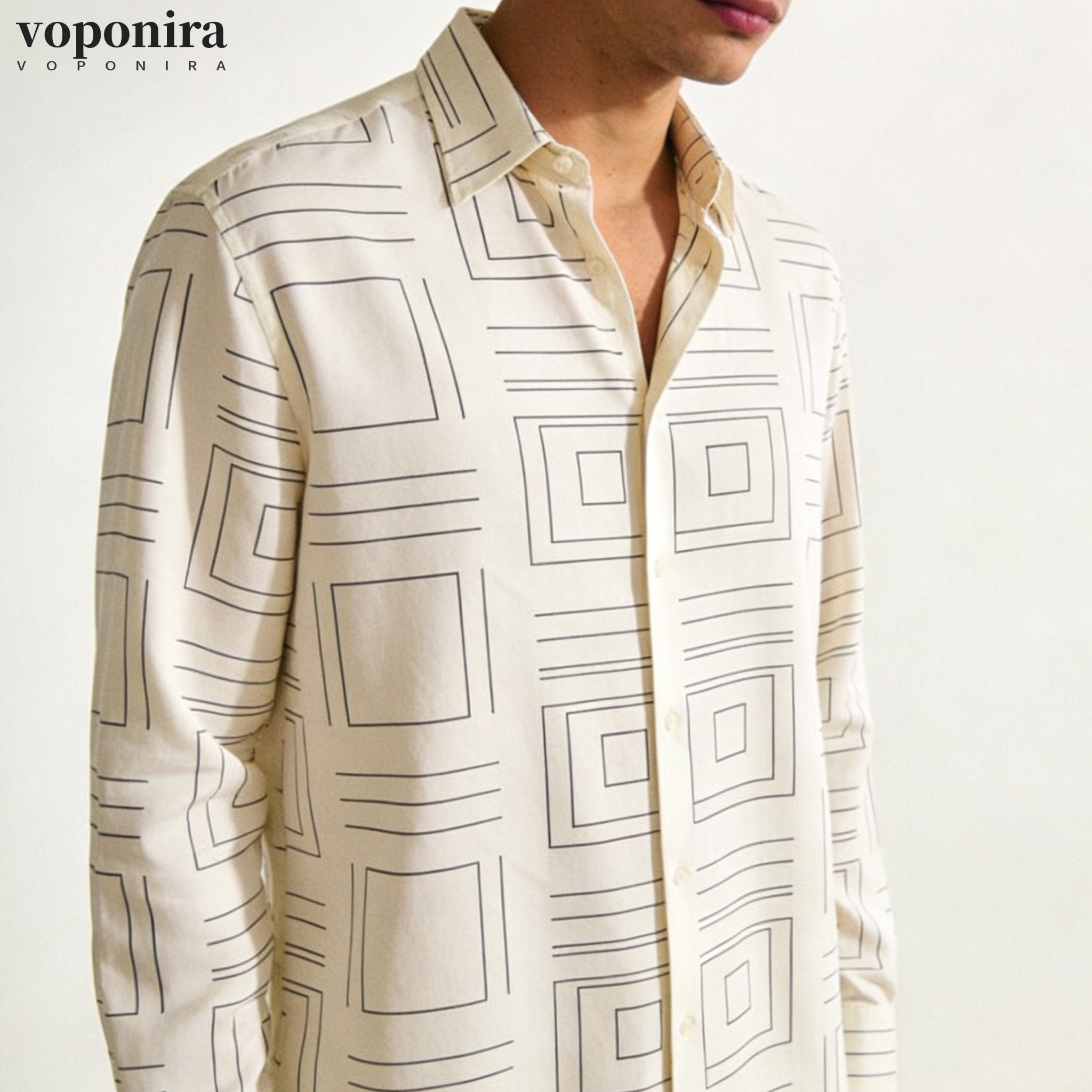 オフホワイトのストライプシャツ