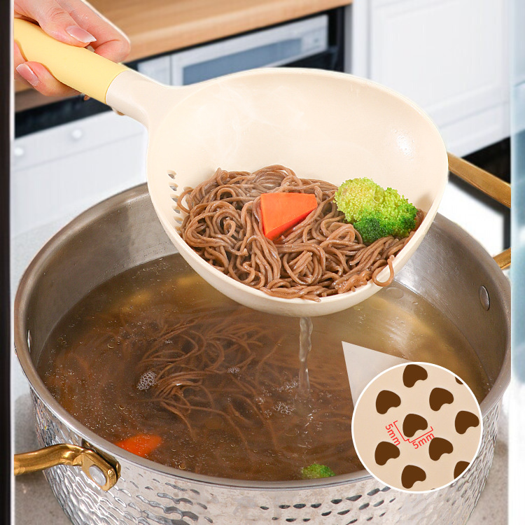 그물 국자와 물빠짐 기능이 결합된 국자