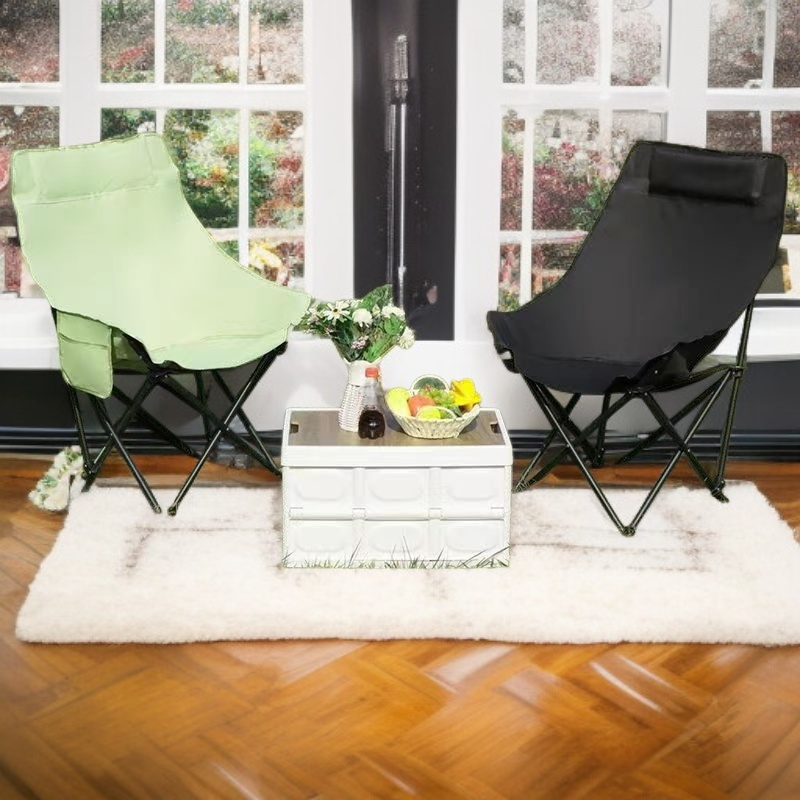 야외에서 펼친 등받이 높은 의자