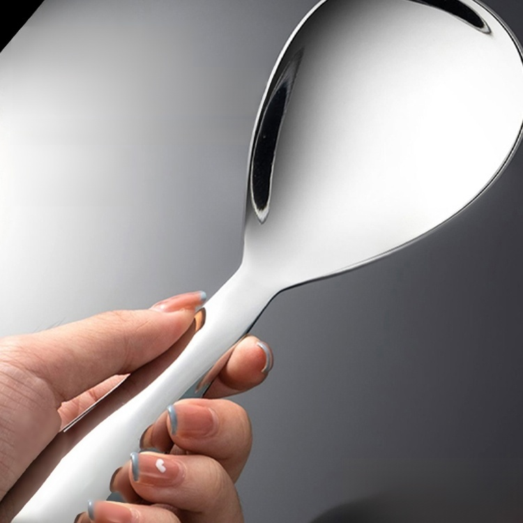 厚手のステンレス製スプーン