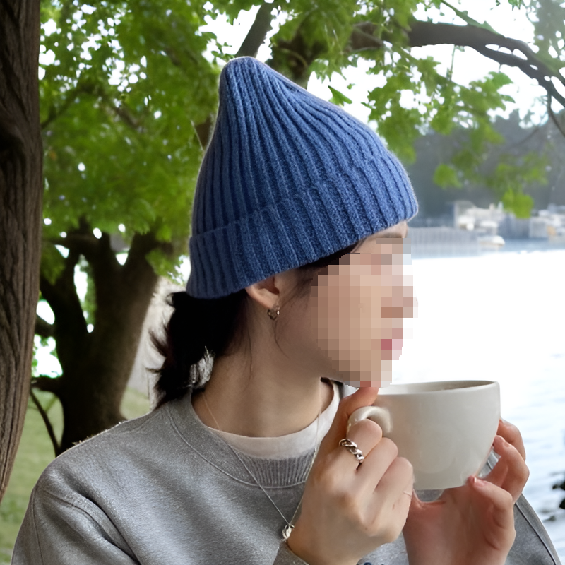 厚手で暖かいニット帽、無地の可愛いとんがり帽子