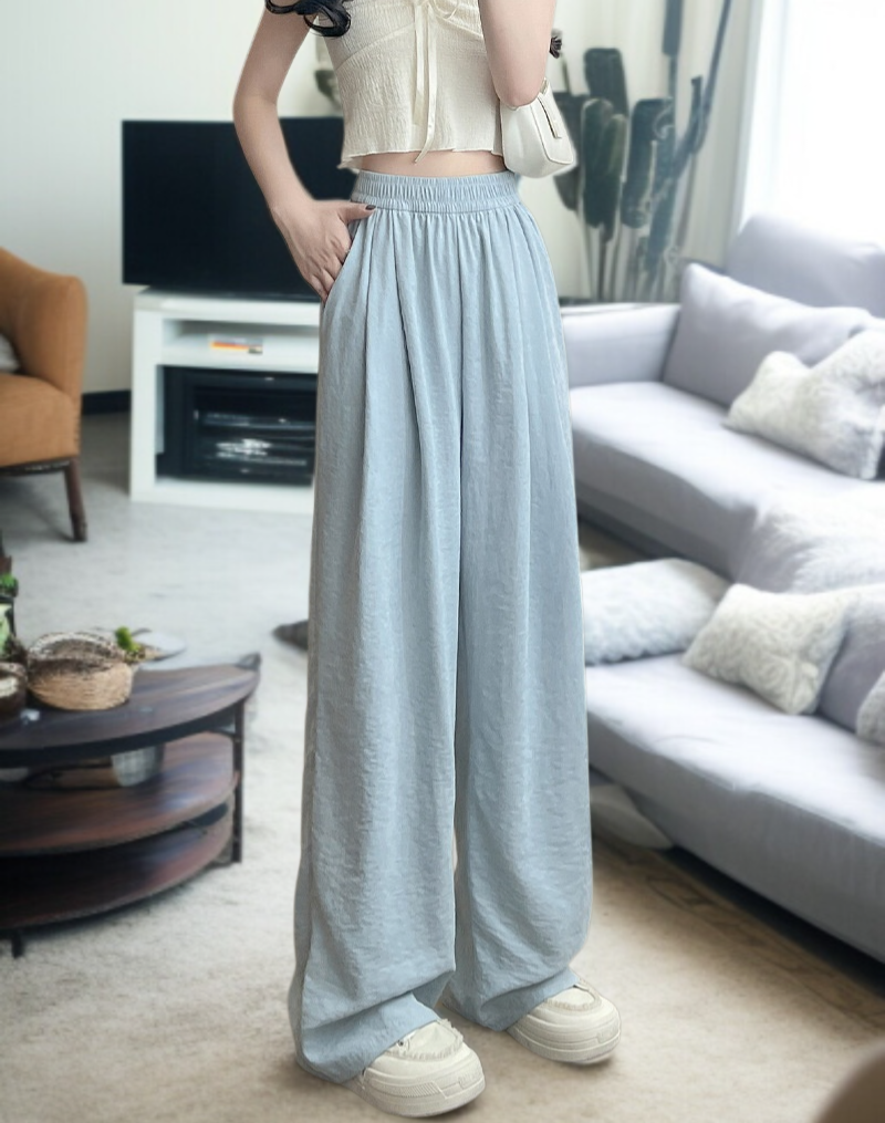レイジーシルエットのワイドレッグパンツ 夏の快適コーデ