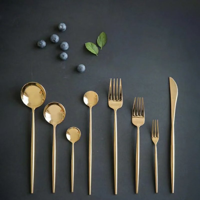 ชุดเครื่องใช้บนโต๊ะอาหารสแตนเลสสีทอง