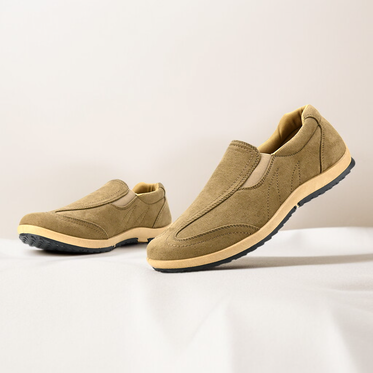 着脱しやすいスリッポンタイプのメンズシューズ