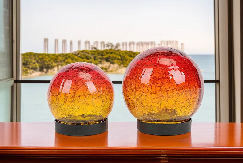 크랙 텍스처가 돋보이는 볼 램프 디테일