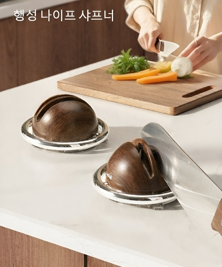 다양한 칼날과 공구가 포함된 세트