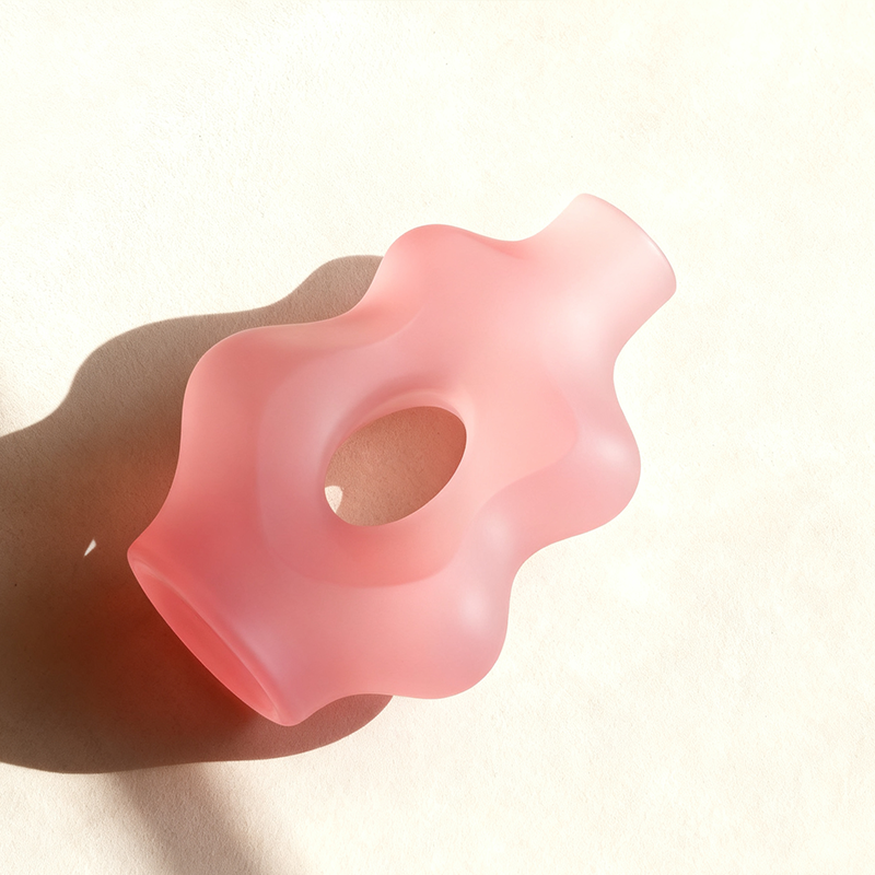 Suporturi de flori roz pastel din set pentru plante