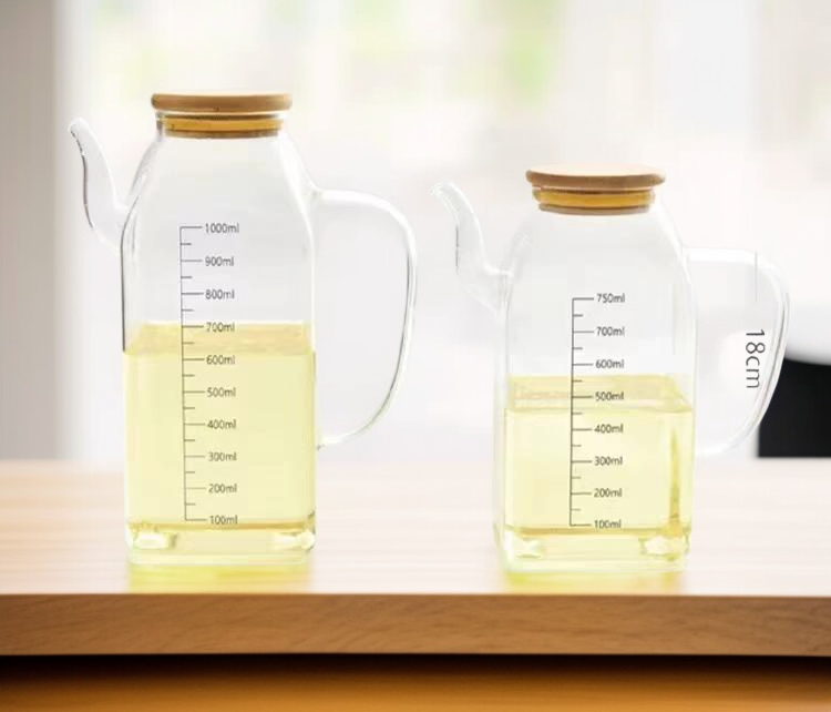 Ölflasche aus Glas im modernen Küchendesign