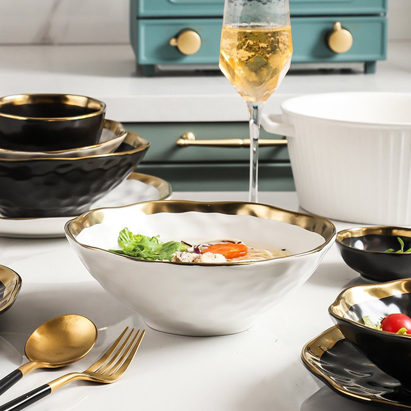 Keramikschüssel mit goldenem Rand